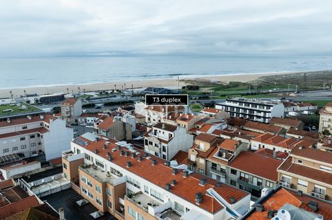 ID de la propiedad: ZMPT572190 Apartamento dúplex de 3 dormitorios en Espinho – Un remanso de elegancia a 400 metros de la playa Les presento este magnífico apartamento dúplex de 3 dormitorios, ubicado en una de las zonas más privilegiadas de Espinho...