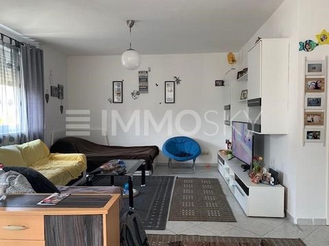 Kleine gezinnen opgelet! Dit appartement op de begane grond maakt indruk met zijn rustige en ideale ligging in Offenbach-Bieber. Geniet van de avondzon op je eigen terras, een ontspannende wandeling in het aangrenzende bos, een rustige buurt en toch ...