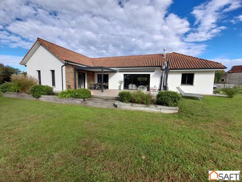 Découvrez cette magnifique maison de plain-pied construite en 2019, idéalement située à 15 min de Saint Palais mais aussi entre Sauveterre-de-Béarn et Navarrenx, lieux de toutes les commodités à moins de 10 minutes en voiture. Ce bien est d'une rare ...