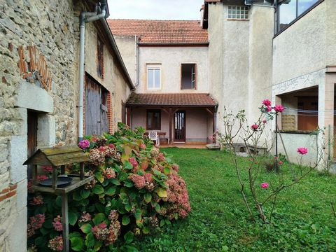 Maison de ville 4 pièces de 150m2 avec jardin, garage, grange et caves situé dans le bourg de Le Vernet, petit village à 5 minutes de Vichy, proche des commerces et à 400m de l'école. Elle se compose: - d'une maison principale de 150m2 sur 3 niveaux....