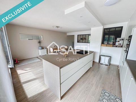 Duplex de 97 m², entièrement rénové, avec belle terrasse, poche écoles et gare, dans copropriété moderne. Composé d'une entrée, cuisine équipée ouverte sur séjour avec accès sur terrasse couverte, toilettes. A l'étage, 2 chambres, salle d'eau avec WC...