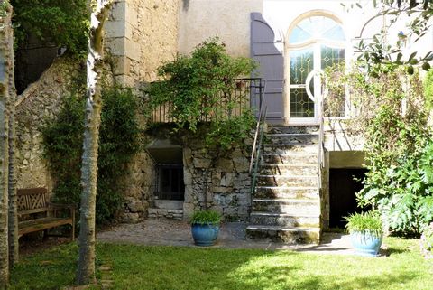 HÔTEL PARTICULIER AVEC VUE, JARDIN ET DEPENDANCES Very rare and ideally located in the heart of Lectoure while benefiting from absolute calm and a beautifully wooded and flowered garden. Renowned for its historical and cultural heritage, Lectoure is ...