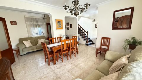 We present a large corner house in Isla Chica, on 2 floors with front porch.~~Very sunny house, with 5 bedrooms on the top floor and 1 full bathroom, on the ground floor living room, living room with fireplace, kitchen, patio, 1 bathroom and garage i...