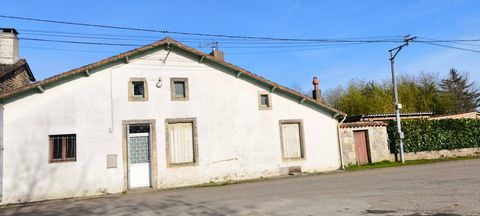 Située dans le village paisible de Montjean, cette maison est idéale pour un premier achat, un investissement locatif ou pour ceux à la recherche d'un bien fonctionnel Elle se compose d'une cuisine ouverte donnant sur la salle à manger avec cheminée,...