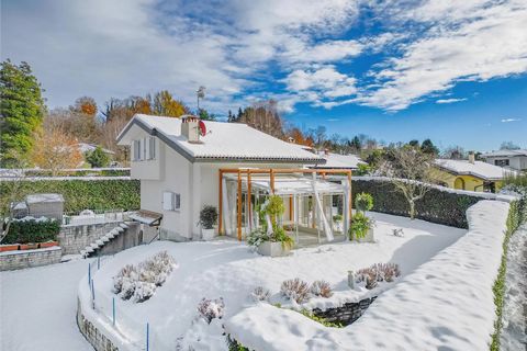 Wunderschöne freistehende Villa in ruhiger und sonniger Lage Diese herrliche Villa zum Verkauf in den Hügeln des Lago Maggiore, in Gignese, liegt in einem reservierten Bereich, umgeben von Grün, bietet viel Platz und modernen Komfort. Auf zwei Ebenen...