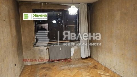 Agency 'Yavlena' office 'Oborishte' offers for sale a two-bedroom brick apartment in Varna district. Holy Trinity, floor 7 of 8, in a quiet and peaceful place with many green spaces around the block. It consists of a living room, 2 bedrooms, a kitche...