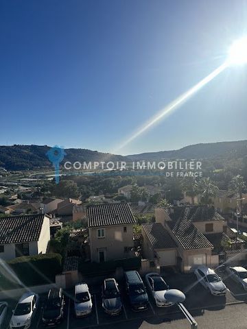 À VENDRE : APPARTEMENT T2 AVEC VUE PANORAMIQUE SUR LA CÔTE D'AZUR Découvrez cet appartement rare, idéalement situé sur la splendide Côte d'Azur, au 3e et dernier étage d'un immeuble bien entretenu. Avec son emplacement privilégié, il offre une vue pa...