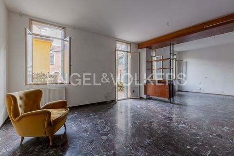 Location: San Polo, Venice The sestiere of San Polo is centrally located in the heart of Venice. We are near Campo dei Frari and in the vicinity of Campo S. Polo and Rialto, a sought-after location that is also convenient for transport and just a few...