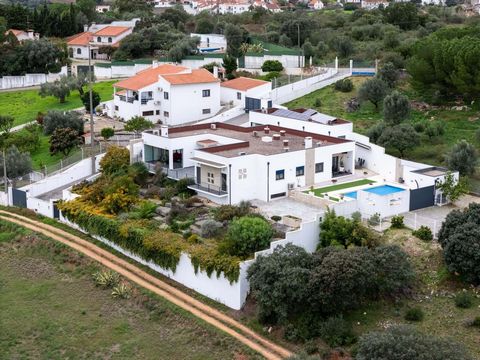 We present this seductive luxury villa, set in a plot of 6600m2, located in Alcanena, 10m from the access to the A1 and A23, 30m from Santarém and 1 hour from Humberto Delgado airport and Lisbon. In this 2-storey villa, you will find everything you d...