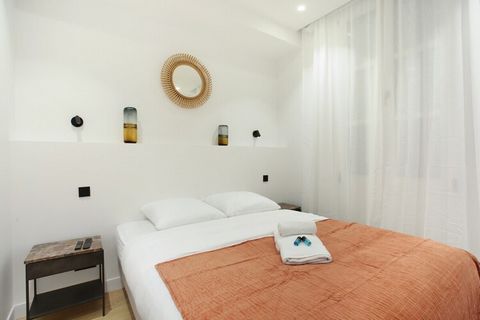 Appartement idéalement situé au centre de Paris, dans le célèbre quartier du Marais, à 10 minutes de l'hôtel de ville. C'est un quartier très vivant, grâce à ses nombreuses rues piétonnes qui donnent accès à de nombreux restaurants, bars et boutiques...