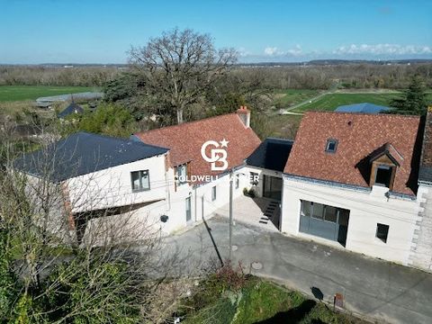 Ideally nestled between Amboise and Montlouis-sur-Loire, 500 meters from the Loire River, this 1890s house has been completely renovated with attention to detail that captivates. From the roof to the window frames, and through all technical aspects, ...