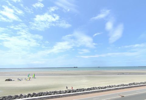 Ontdek dit uitzonderlijke appartement in Boulogne-sur-Mer, met een adembenemend uitzicht en uitzicht op zee. Ideaal gelegen op de 2e verdieping van een klein condominium van 4 verdiepingen, belooft deze woning lage lasten.   Met een woonoppervlakte v...