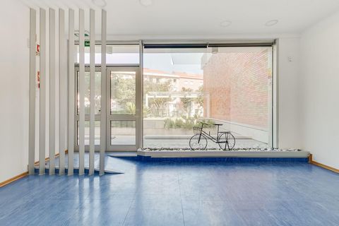 Discover this excellent commercial space, strategically located on one of Lisbon's most prestigious and busy avenues. With approximately 140 m², this property offers: A welcoming entrance hall for receiving customers. 5 rooms ideal for offices, consu...
