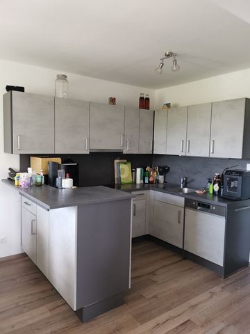Het gerenoveerde appartement in St. Pölten maakt indruk met zijn hoogwaardige inrichting en lichte, vriendelijke sfeer. Met 3 kamers en een bewoonbare oppervlakte van 81 m² biedt het voldoende ruimte voor alleenstaanden, koppels of kleine gezinnen. D...