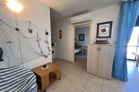This bright, air-conditioned one-bedroom apartment is located just 150 meters from the sandy shores of Valras-Plage, offering a comfortable and convenient stay for up to 5 guests. The 30 m² space includes a bedroom with a double bed and bunk beds, a ...