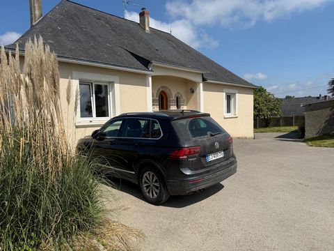 Cette grande maison qui borde la rivière avec un grand terrain.