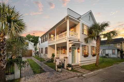 Entrez dans le luxe au 31 Rose Lane, une retraite entièrement réinventée du centre-ville de Charleston offrant la combinaison rare de charme historique, d’artisanat moderne et d’équipements bien pensés. Construit sur mesure par le constructeur comme ...