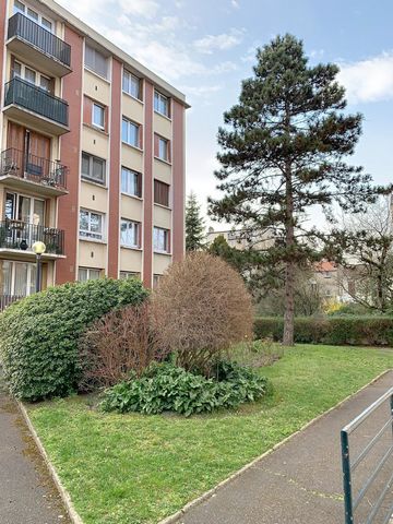 Appartement lumineux 4 pièces, 3 chambres, 76m2. Petit Balcon
