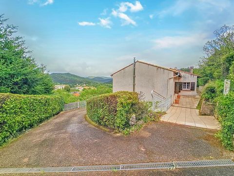 Superbe maison traditionnelle avec garage et piscine sur les hauteurs