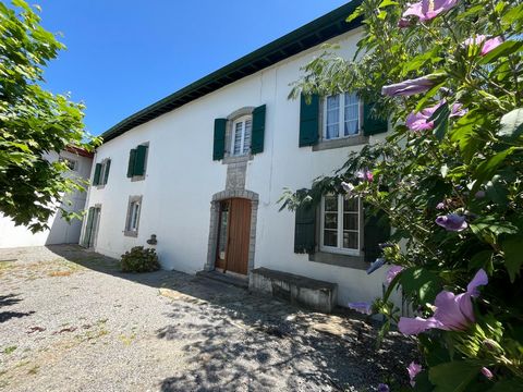 Cette belle demeure ancienne de 1825 offre un cadre de vie authentique, calme et verdoyant. Edifiée sur un terrain de 600 m2, la maison développe un fort potentiel. La maison est habitable en l'état mais offre aussi un beau potentiel d'aménage...