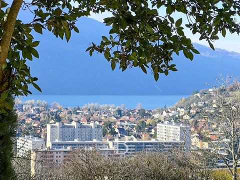 Gelegen in een woonwijk van Aix-les-Bains, op een steenworp afstand van het stadscentrum, biedt dit charmante huis met een vloeroppervlakte van 250 m² een prachtig uitzicht op het Lac du Bourget en de omliggende bergen. De begane grond ligt op 1285 m...