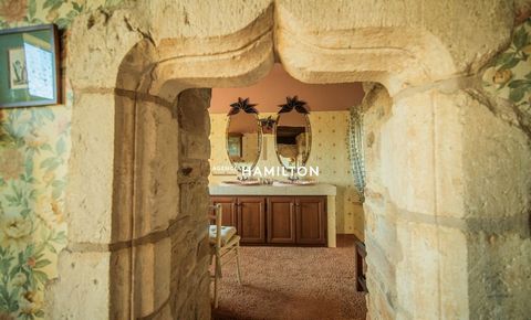 Plongez au cur de la cité médiévale de Cordes-sur-Ciel, joyau du Tarn classé parmi les plus beaux villages de France, et découvrez cette demeure d'exception à rénover qui s'adosse aux remparts du XIII? siècle. Dès l'entrée, le charme opère : une vas...