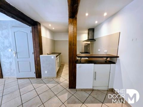 Charmante maison de village F5 de 116 m² au cœur de Gonfaron (83590) GROSSE RÉNOVATION faite il y a 2 ans - TOITURE NEUVE - VELUX NEUFS - CLIMATISATION NEUVE - POÊLE À BOIS NEUF - PEINTURES Bienvenue à Gonfaron, dans une petite rue calme de ce villag...