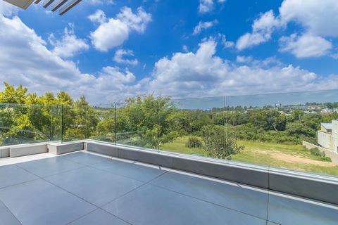 Maak uw levensstijlvisie compleet in dit adembenemende familiehuis, dat luxe, functionaliteit en warmte perfect combineert. Dit prachtige pand ligt op een beveiligd lifestyle-landgoed en biedt een scala aan uitzonderlijke kenmerken. De inkomhal met d...