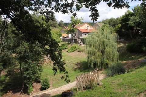 Ensemble immobilier: maison, gîte, garages et terrain à Lachaux