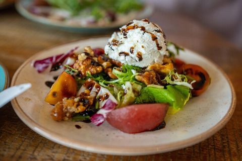 Sinds 2017 is het mogelijk om gerenoveerde woningen te boeken op Marinapark Volendam. Deze zijn er in twee geschakelde varianten, beide verdeeld over twee verdiepingen. De entree kan zich op de begane grond of op de eerste verdieping bevinden. Het be...