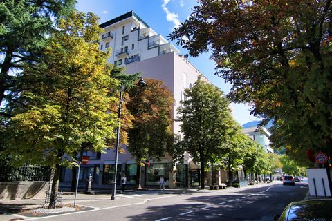 Lorsque j’ai conçu la rénovation de ce penthouse au cœur de Rovereto, je voulais que ce ne soit pas seulement une maison, mais une véritable expérience de vie, enracinée dans la lumière, l’histoire et le paysage unique de la ville. Rovereto, avec son...