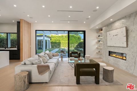 Nouvellement construite en 2024, cette maison fermée se trouve derrière des haies dans le quartier convoité et pratique de Library Square à Sherman Oaks. Les planchers de bois franc en chêne blanc sont élégants et contemporains, de l’entrée impressio...
