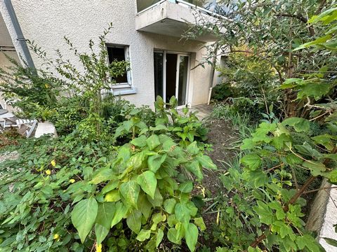 Appartement avec petit jardin et garage.