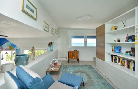 Nella splendida Savelletri di Fasano in Puglia, che di recente ha ospitato il G7, proponiamo in vendita una struttura ricettiva fronte mare di recente realizzazione con giardino, situata all'interno di una zona residenziale esclusiva. Questa propriet...