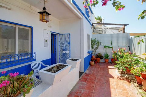 Maison de charme à Ria Formosa : une escapade unique avec confort et connexion avec la nature Imaginez-vous vous réveiller dans une charmante maison restaurée, nichée dans un coin tranquille au bord de la Ria Formosa, en plein centre de la réserve na...