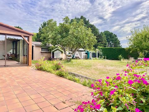 Plain-pied, grand terrain et environnement calme.