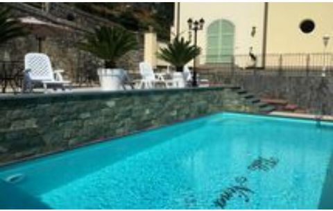 Gelegen in La Spezia, op 20 minuten lopen van de haven en langs de grote weg die naar de dorpen van de Cinque Terre leidt, heeft dit familiehotel 8 studio's voor 2 tot 4 personen om te genieten van een heerlijk verblijf in Ligurië. De woning is voorz...