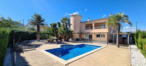 PALMERAS IMMO HAS FOR SALE In the Urbanization Les Tres Calas, Magnificent detached villa of 320 m2. The house, located just 100 meters from the sea, is distributed in: Large independent kitchen, Living room 5 bedrooms (one with dressing room) 4 full...