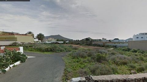 Le terrain est situé dans le centre de La Oliva, la capitale régionale et municipale de la partie nord de Fuerteventura, dont dépend l’important centre touristique de Corralejo. Terrain urbain d’environ 6163 m², à usage résidentiel. Dans un environne...