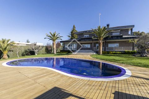 Lucas Fox is proud to present this wonderful independent house with a beautiful garden and private pool, located in the best area of the prestigious Las Lomas neighbourhood , in Boadilla del Monte. This property is a true jewel, it has a beautiful po...