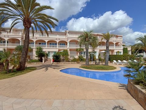 Luxury apartment in a paradisiacal complex, close to services and beaches between the towns of Moraira, Benissa and Calpe. The apartment consists of: terrace, porch, living room, kitchen with breakfast bar, fully equipped, 2 double bedrooms with acce...