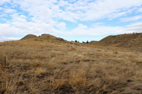 Pony Express Forty znajduje się na obrzeżach historycznego Fortu Laramie i jest idealnym miejscem, aby spełnić swoje marzenie i objąć widoki, dziką przyrodę, pobliskie polowania i wędkarstwo, a także historię Fort Laramie.Ta piękna posiadłość o powie...