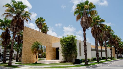 Beautiful house located in an exclusive residential area in Cancun, an area of great added value, live in a select community with a contemporary lifestyle. It is located near downtown and close to the international airport, in addition to its proximi...