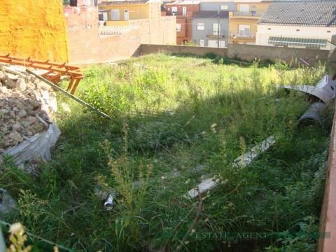 2 plots together in Palamos. Ref: 0043. 2 plots of 308.5 m² in total to build 1-2 houses or 4 apartments (approx: 200 m2 + parking spaces and terraces). Residential and quiet area. Close to shops and restaurants. Price: 191,000 euros.