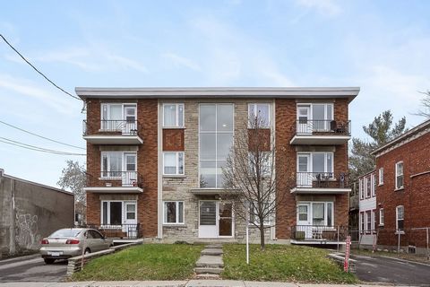 6 plexes in the Lemoyne sector, very close to St-Lambert. Made up of 6 X 5 ½, always very well maintained over the years. Washer/dryer and dishwasher in each unit. Easy access to the Victoria Bridge, Jacques-Cartier Bridge and Taschereau Boulevard, h...