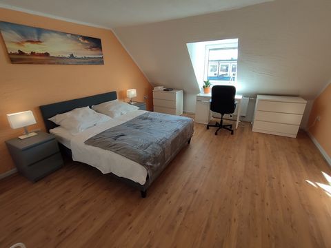 Enjoy your stay in this beautiful, newly renovated apartment above the roofs of Ludwigshafen. In the beautiful attic, you can relax with your friends for a cold beer or a hot mulled wine, depending on the season. The apartment consists of 3 rooms, a ...