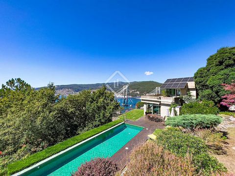A short distance from Vigo city centre, we find this unique designer villa, with four levels of space, a mature garden, stunning views and sunny aspect. The villa, built with concrete and large glass above a solid rock, overlooks the entire Vigo Estu...