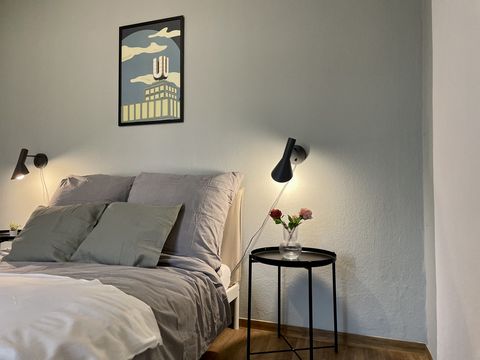 Only a minute's walk from the Ostpark in a 100 year old house in a traditional Kaiserviertel is our beautiful apartment. It has been recently renovated and is modernly furnished. If you want to do something in the evening, the nearby Kaiserstraße off...