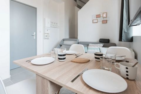 Walk up the 3 floors and discover my relaxing apartment, refurbished, in a typical old building of Lyon with a beautiful high ceiling. Less than 10 minutes from the Part-Dieu Metro station, you can quickly enjoy the most beautiful places of our beaut...