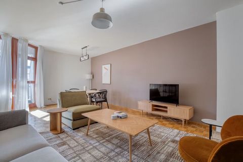 Arrive and feel at home from day one in Vienna in this elegant 3-bedroom flat. You'll love coming back to this thoughtfully furnished, beautifully designed and fully equipped flat in the 19th district - Döbling with stunning balcony views over the ci...